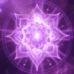 Imagem vibrante do símbolo do chakra coronário em tons de violeta, representando a flor de lótus de mil pétalas, símbolo da conexão espiritual e expansão da consciência.