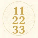 Imagem mística com fundo claro e os números mestres 11, 22 e 33 em dourado, rodeados por linhas radiantes e círculos dourados.